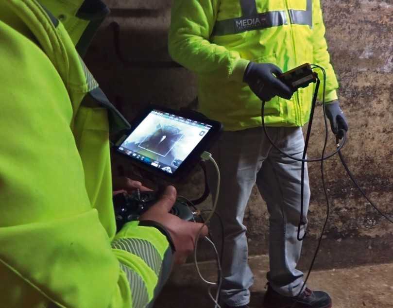 Mit Geschick fliegt der Drohnenpilot die Drohne durch den Kanal. | Foto: ISAS GmbH