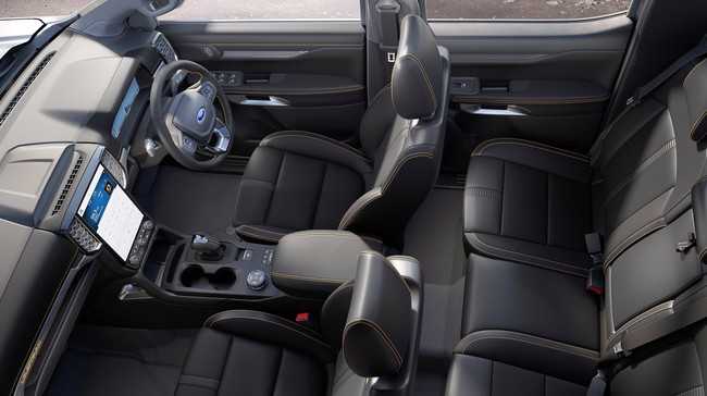 Pkw-like und mit viel Softtouch-Materialien hat Ford den Innenraum gestaltet. In der Mittelkonsole dominiert ein Hochkant-Touchscreen für das Sync4-Infotainmentsystem. | Foto: Ford