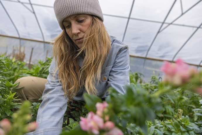 Das Flanellhemd mit Stretch-Anteil für Frauen gibt es in Hellblau und in Braun. | Foto: Carhartt