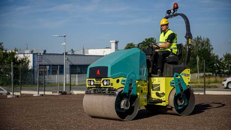 Wendig, kompakt und trotzdem leistungsstark, so zeigt sich die elektrisch betriebene Ammann-Tandemwalze eARX 26-2. | Foto: Ammann