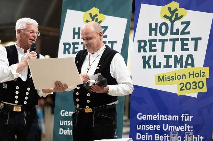 Peter Aicher überreicht die Goldene Ehrennadel an Frank Kaffenberger (r.) | Foto: Holzbau Deutschland