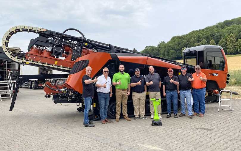 Horst Laubach, GF von L-Team Baumaschinen (links), mit der Delegation von Ditch Witch und Subsite vor dem Highlight des L-Team Sommer-Events: der AT120. | Foto: L-Team Baumaschinen