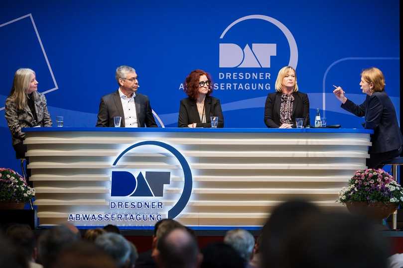 Zur Novellierung der kommunalen Abwasserrichtlinie nahmen Stellung (v.l.): Dr. Bettina Rechenberg, Prof. Dr. Norbert Jardin, Dr. Miriam Haritz und Dunja Kreiser. Rechts: Moderatorin Gunda Röstel. | Foto: Stadtentwässerung Dresden