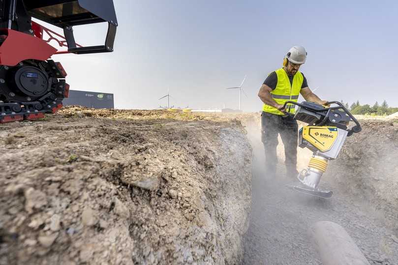 BT 60 e: Akku-Stampfer von Bomag im Grabenbau. | Foto: Bomag