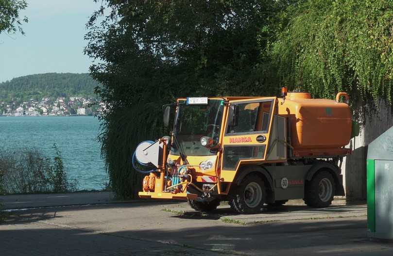 Die Stadt Überlingen hat wie andere Kommunen am Bodensee das Privileg, für den Eigenbedarf Seewasser gebührenfrei entnehmen zu dürfen. Hier tankt ein kommunales Bewässerungsfahrzeug an der in Ufernähe installierten Zapfstelle das nicht aufbereitete Oberflächenwasser. | Foto: König