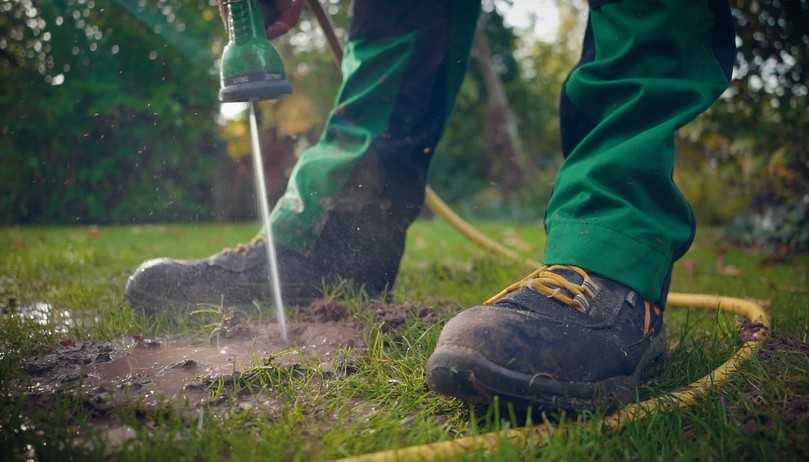 Mit Wasser und Matsch hat es der ‚Beet-Bruder‘ täglich zu tun. Das macht auch dem Sicherheitsschuh ‚Timothy‘ nichts aus: Seine robusten Materialien sind beständig gegen Wasser und Schmutz. | Foto: Foto: Elten