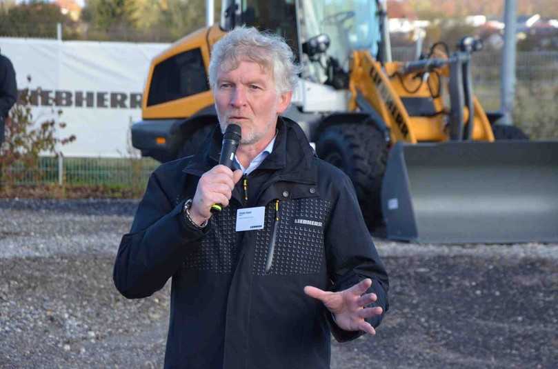 Jürgen Appel, Head of Technology Coordination bei der Liebherr-International AG, stellte den neuen Batterie-Radlader L 507 E auf dem Werksgelände in Bad Schussenried vor. | Foto: B_I MEDIEN/H. Stellmach