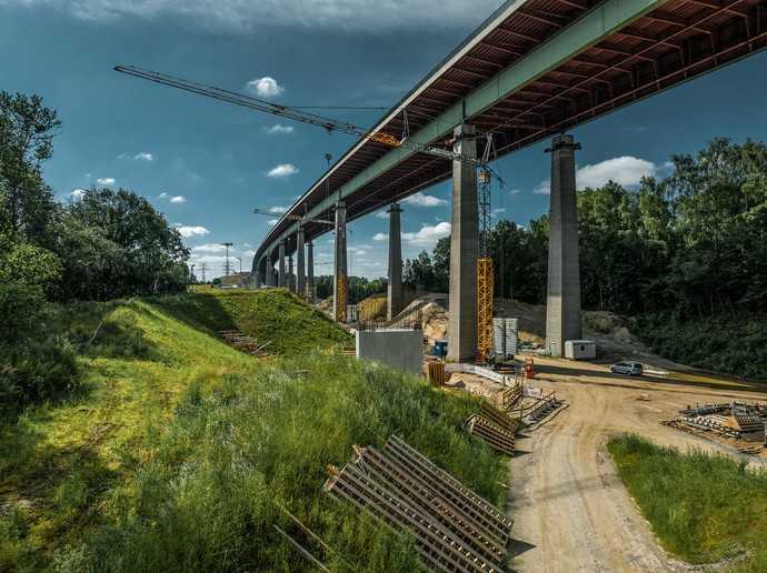 Die K-Krane auf der Baustelle drehen teilweise unter der Brücke und sind deshalb mit eingefahrenem Turm aufgebaut. | Foto: Liebherr