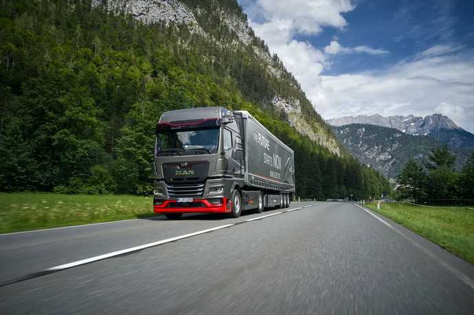 Recht unspektakulär und leise geht der 544 PS starke Elektro-MAN eTGX auf große Fahrt bis 500 km ohne Nachladen. | Foto: MAN Truck & Bus