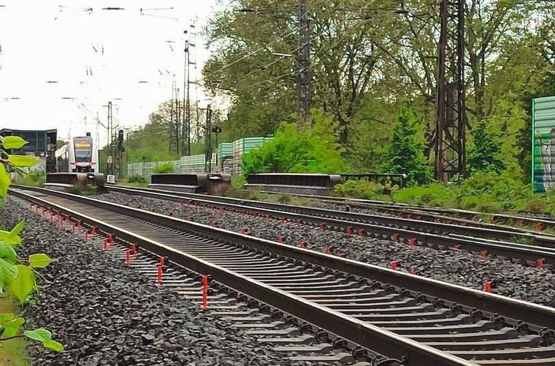 Abb. 6: Querungsbereich der Schienenwege und Prismen-Installation | Foto: Bung-PEB Tunnelbau-Ingenieure GmbH