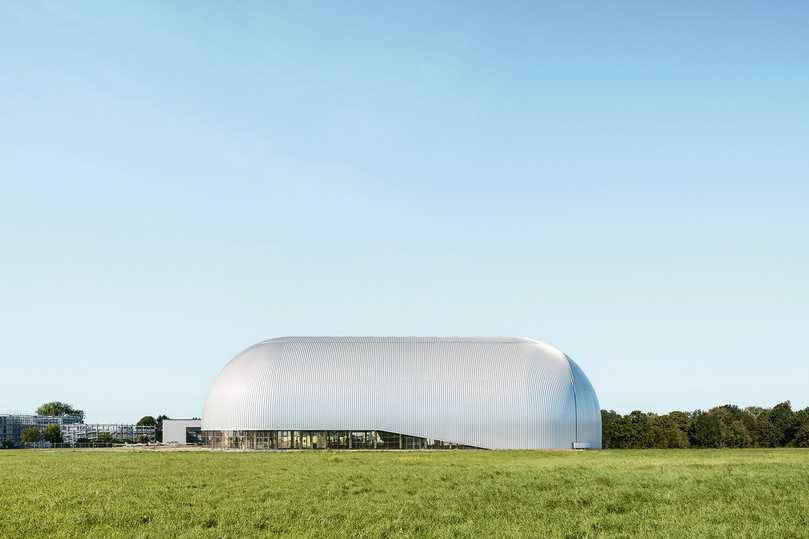 Die Halle ist 92 mal 42 Meter groß, der höchste Punkt misst 26 Meter, der Brutto-Rauminhalt beträgt 71.000 m3. | Foto: Annika Feuss