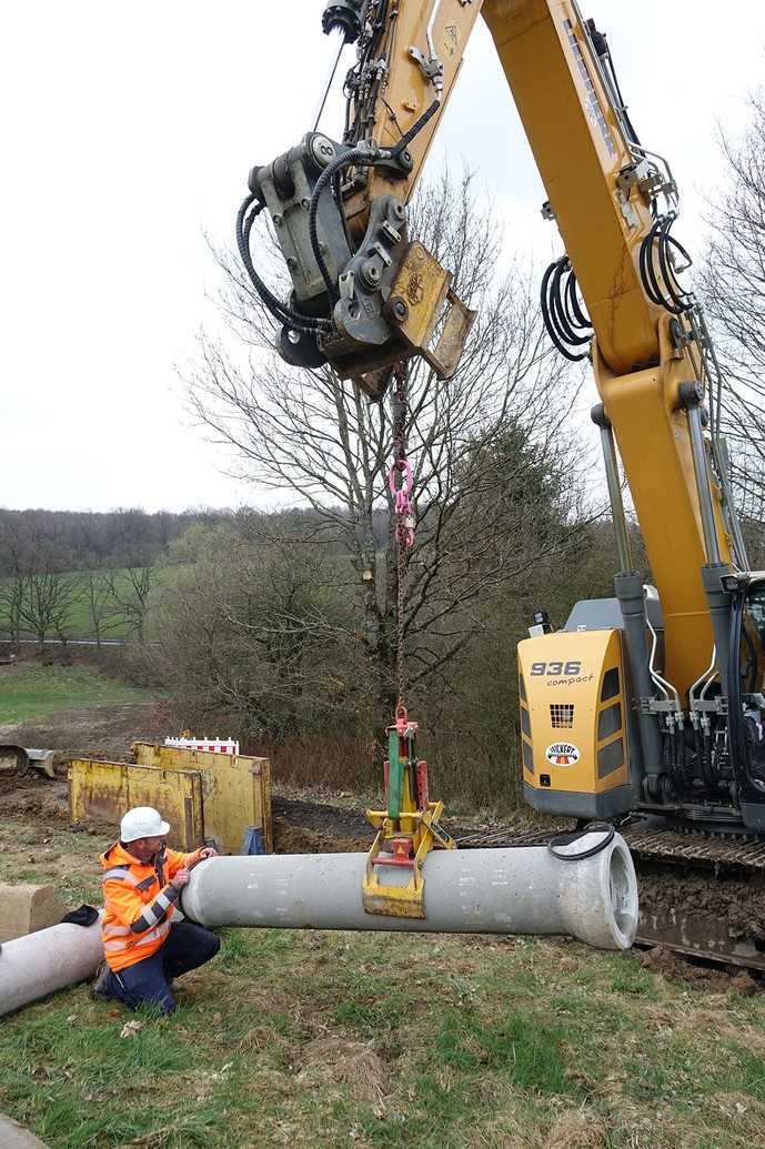 Die Kanalrohre werden mit dem Hebezeug mittig gegriffen – auf diese Weise kommt es nicht zu Beschädigungen an Muffe und Spitzende. | Foto: P.V. Betonfertigteilwerke