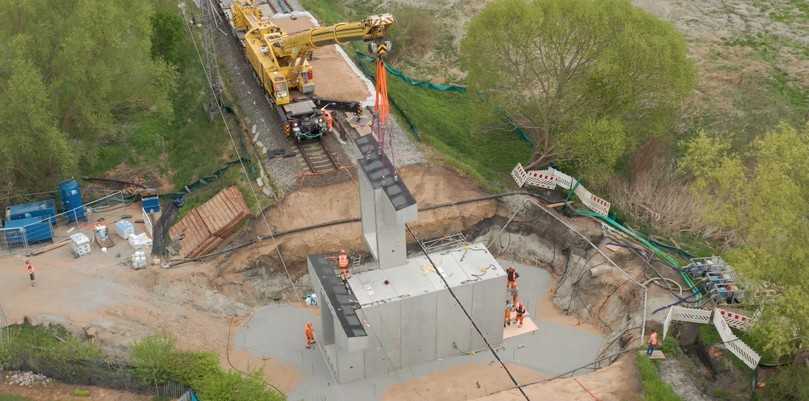 Gleich nach dem Einbau konnten die Fertigteile hinterfüllt und die Gleise wieder draufgesetzt werden. | Foto: Kleihues Betonbauteile