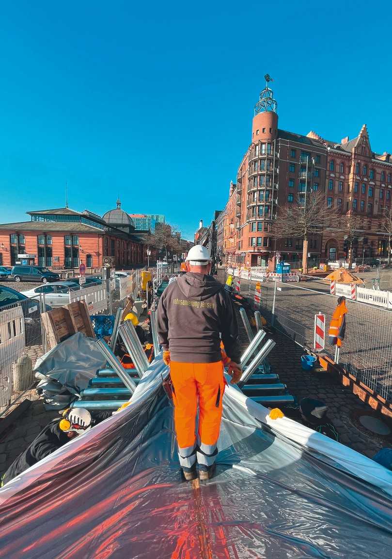 Der Alphaliner1800H mit einem Gewicht von 200 kg pro Meter wird aus der Transportkiste über die Falteinrichtung in die Baugrube gezogen. | Foto: Rohrsanierung Jensen