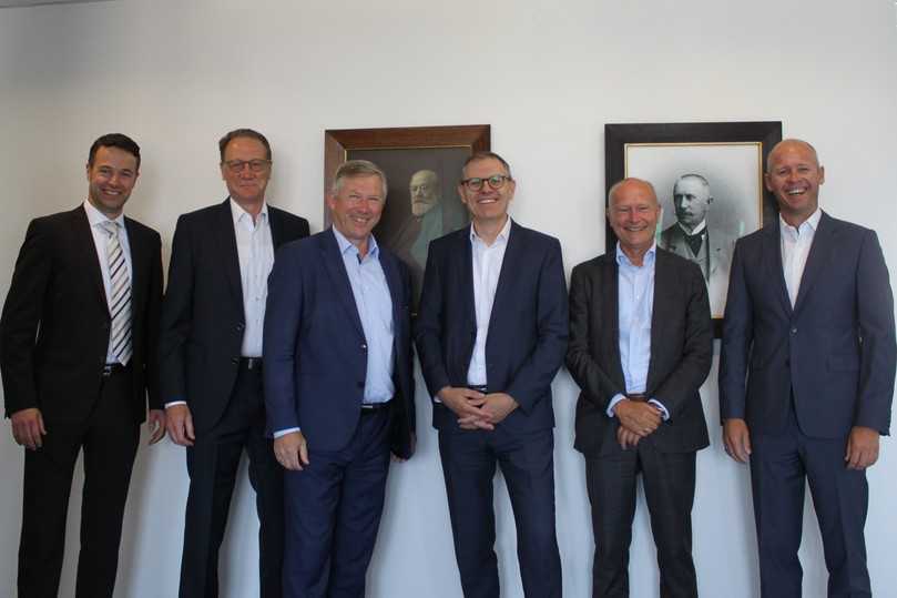 Die Vorstände von Zech und W&F nach der Vertragsunterzeichnung (v.l.): Holger Oberhauser, Thomas Paetzold, Olaf Demuth, Prof. Dr. Michael Blaschko, Harald Supper und Ingo Rojczyk | Foto: Zech