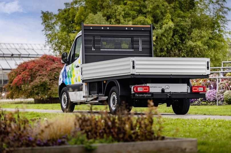 Das Heck des eSprinter-Pritschenwagens verfügt über eine Kugelkupplung für 1,5 t schwere Anhänger. | Foto: Mercedes, QUATEX