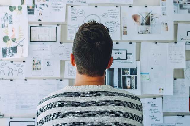 Damit staatliche Aufträge als echter Innovationsmotor wirken, muss sich die Vergabepraxis ändern. Reine Preiswettbewerbe lassen Start-ups oft leer ausgehen. Foto: StartupStockPhotos / Pixabay