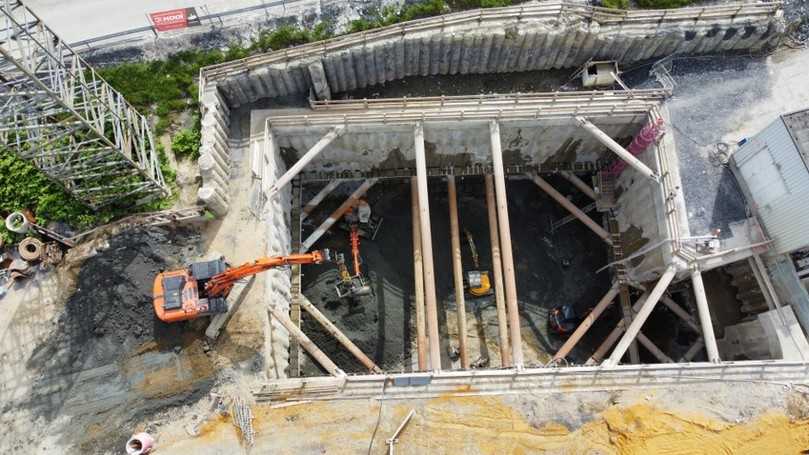 Tiefbau mit System: Die Baugrube für das neue Pumpwerk misst bis zu 16 Meter Tiefe und ist aufwendig mit massiven Aussteifungen gesichert. | Foto: Echterhoff Tiefbau mit System: Die Baugrube für das neue Pumpwerk misst bis zu 16 Meter Tiefe und ist aufwendig mit massiven Aussteifungen gesichert. | Foto: Echterhoff