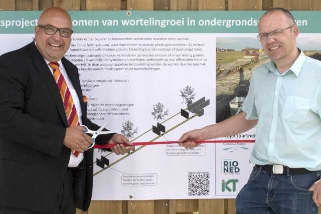 IKT-Geschäftsführer Roland W. Waniek (l.) und Leo Bloedjes von der Stadt Almere (rechts im linken Bild) weihen die Versuchsanlage und die Infotafel ein.
