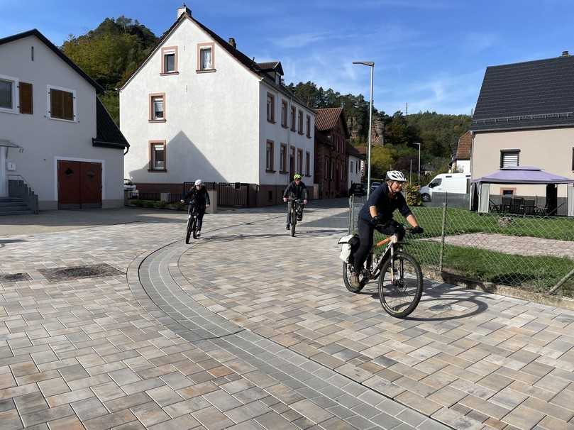 Über die Schillerstraße verläuft der überörtliche und stark frequentierte Wieslauter-Radweg. | Foto: Beton-Pfenning