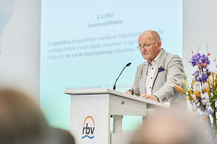 Den Schlusspunkt der 30. Tagung Leitungsbau bildeten die Ausführungen von Prof. Dr. Frank Bär zu den Auswirkungen der neuen Ersatzbaustoffverordnung auf den Leitungsbau. | Foto: rbv
