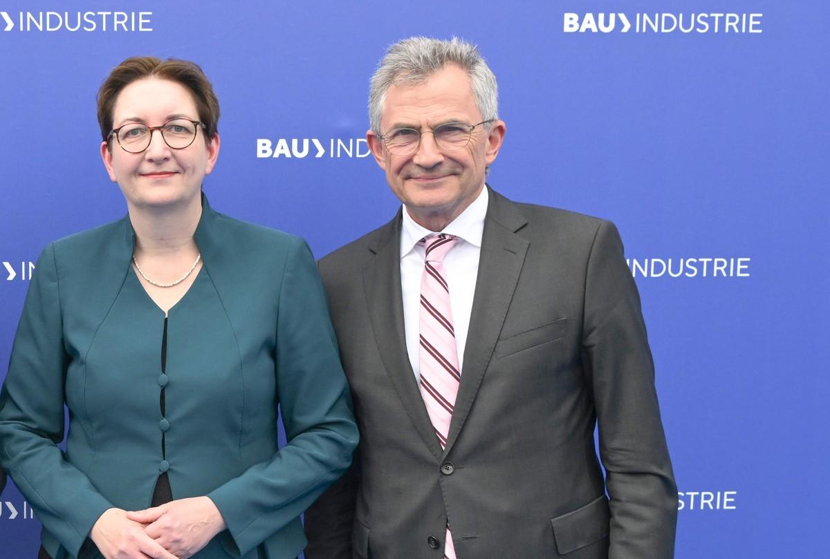 Posieren beim Get Together beim Tag der Bauindustrie am 5. Juni: HDB-Präsident Peter Hübner mit Bundesbauministerin Klara Geywitz | Foto: HDB/Maren Strehlau/O. Walterscheid