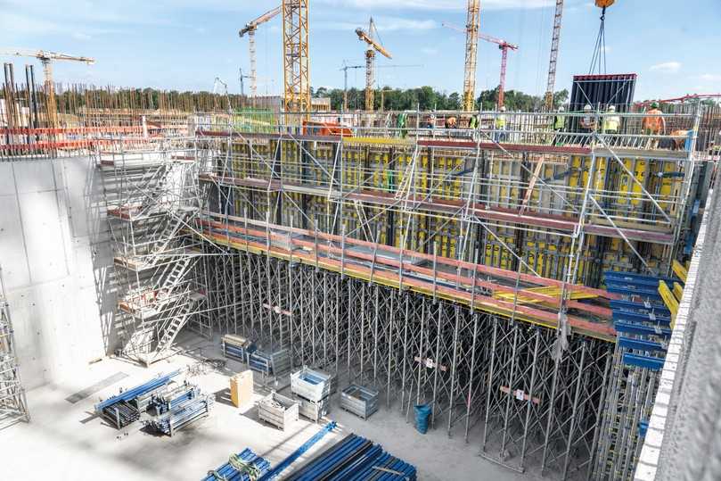 Dreiviertel von Dokas europäischem Gesamtbestand an Staxo 100-Gerüstbelägen waren hier im Einsatz, um sichere Arbeitswege zu gewährleisten. | Foto: Doka