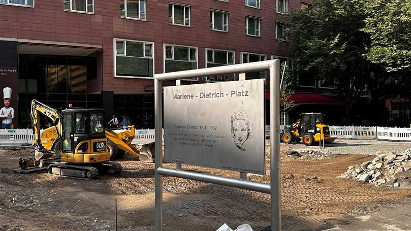 Cat-Baumaschinen unterstützten das Unternehmen dabei, den Marlene-Dietrich-Platz in Berlin aufzuwerten. | Foto: Otto Kittel Cat-Baumaschinen unterstützten das Unternehmen dabei, den Marlene-Dietrich-Platz in Berlin aufzuwerten. | Foto: Otto Kittel