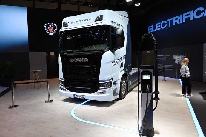 Scania BEV 45R auf der IAA 2024 | Foto: QUATEX