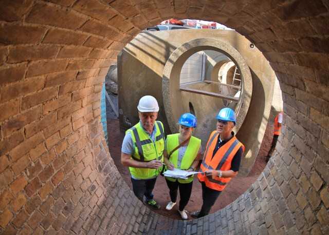 Berthold Gehder und Jelena Krins (Bauleitung BGB) mit meyer-Polycrete-Vertriebsleiter Mario-Andreas Eckert (von rechts) vor Ort in der Baugrube, nachdem das Bauwerk platziert wurde. | Fotos: Berding Beton