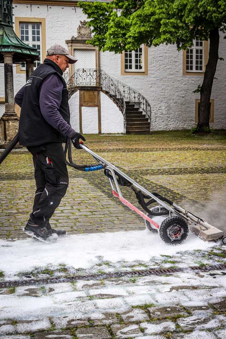 Anwendung des ElmoTherm-Verfahrens auf einer historischen Pflasterfläche. | Foto: Elmo/mbrmnn_photography