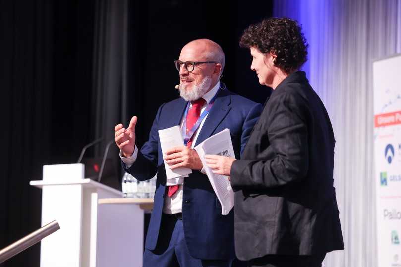 Dr. Robert Stein als engagierter, mitdiskutierender Moderator, hier zusammen mit Simone Stöhr vom Entsorgungsbetrieb Saarbrücken. | Foto: Stein Ingenieure