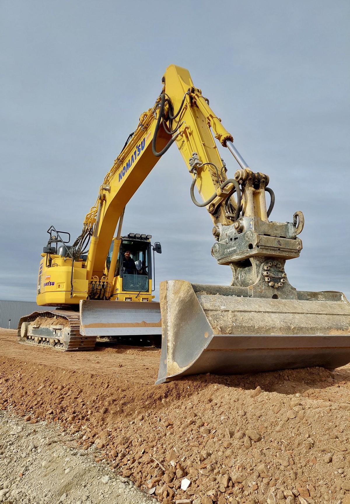 Der Komatsu-Kettenbagger wird bei Uniterra sowohl im Landschafts- als auch im Erdbau vielseitig eingesetzt. | Foto: Kuhn Baumaschinen Deutschland GmbH