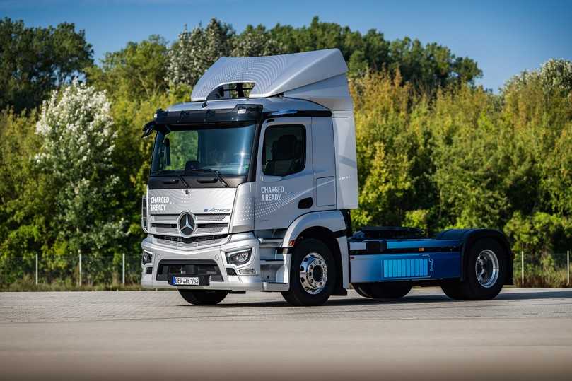 Rund 3.000 km spulte die E-Sattelzugmaschine im Solobetrieb von Wörth bis in die Türkei ab und bediente sich nur an öffentlichen Ladesäulen. | Foto: Daimler Truck 