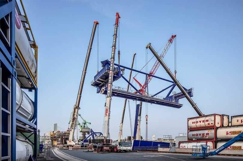 Die Kranfahrer arbeiteten in enger Abstimmung synchron zusammen und positionierten den 140 Tonnen schweren Hauptträger des Portalkrans sicher. | Foto: Boris Golz Fotografie GmbH / BKL Baukran Logistik GmbH Die Kranfahrer arbeiteten in enger Abstimmung synchron zusammen und positionierten den 140 Tonnen schweren Hauptträger des Portalkrans sicher. | Foto: Boris Golz Fotografie GmbH / BKL Baukran Logistik GmbH