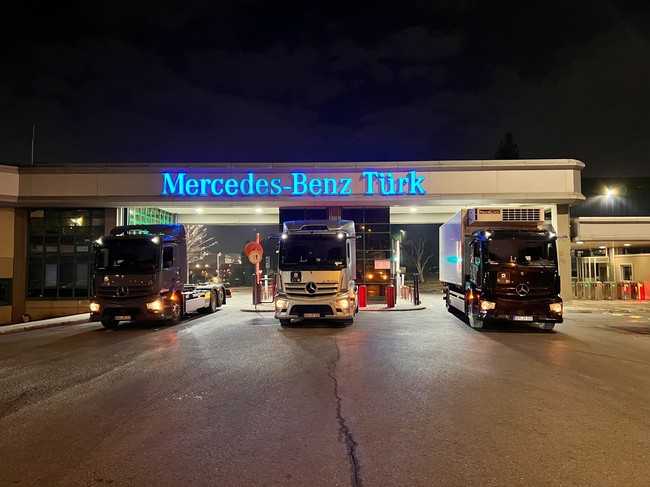 In Begleitung von zwei eActros-Fahrgestellvarianten erreichte die Mercedes-Sattelzugmaschine mit Elektroantrieb wohlbehalten ihr Ziel. | Foto: Daimler Truck