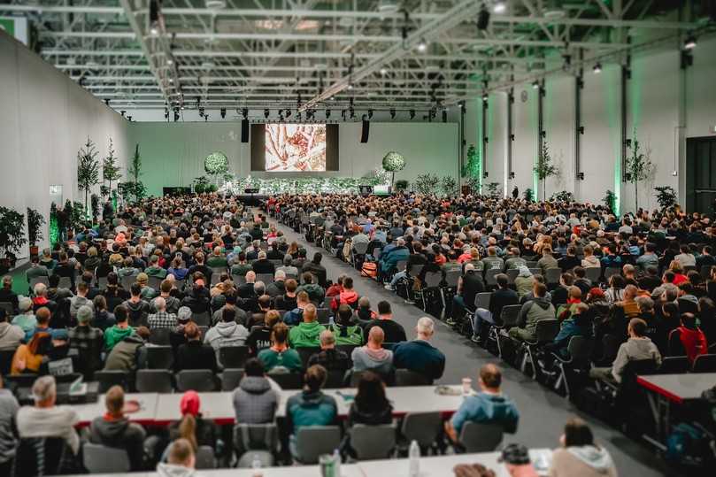 Vielseitiges Vortragsprogramm und viel Raum für die Praxis: Die Deutschen Baumpflegetage 2025 zogen vom 6. bis zum 8. Mai 3.063 Teilnehmende aus 39 Nationen nach Augsburg. | Foto: Deutsche Baumpflegetage Vielseitiges Vortragsprogramm und viel Raum für die Praxis: Die Deutschen Baumpflegetage 2025 zogen vom 6. bis zum 8. Mai 3.063 Teilnehmende aus 39 Nationen nach Augsburg. | Foto: Deutsche Baumpflegetage