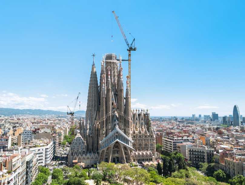 Die Sagrada Familia in Barcelona soll 2026 fertig werden. Dabei spielen zwei Verstellauslegerkrane eine zentrale Rolle. | Foto: Liebherr