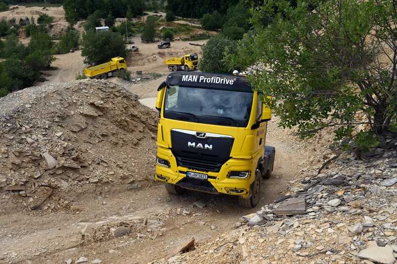 Selbst die MAN TGX-Sattelzugmaschine mit Hydrodrive an der Vorderachse überwindet jeden Parcours souverän. | Foto: QUATEX