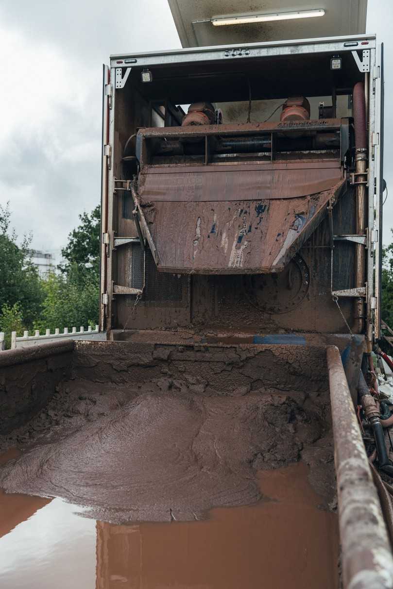 Insgesamt wurden rund 800 m3 Bohrspülung für die Herstellung des Dükers verbraucht und recycelt, 500 m3 davon vor Ort. | Foto: Tracto-Technik