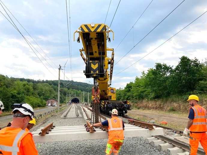 Bahnbau-Spezialisten aus Österreich, Deutschland und den Niederlanden haben bei dem Projekt Hand in Hand gearbeitet. | Foto: Swietelsky