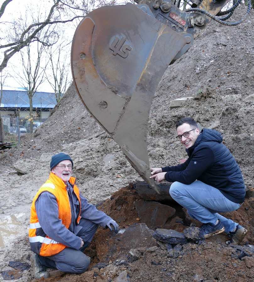 Ludwig Kaczykowski (links; Iser GmbH) und Yannik Steil (LIS) mit dem LIS BucKIT Baggerlöffel. | Foto: Linser