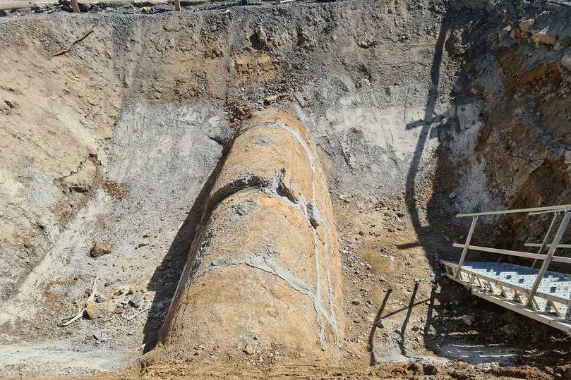 Nach Abschluss der Ringraumverfüllung wird die zwischengelagerte Haube des Altkanals wieder eingebaut. | Foto: Aarsleff Rohrsanierung