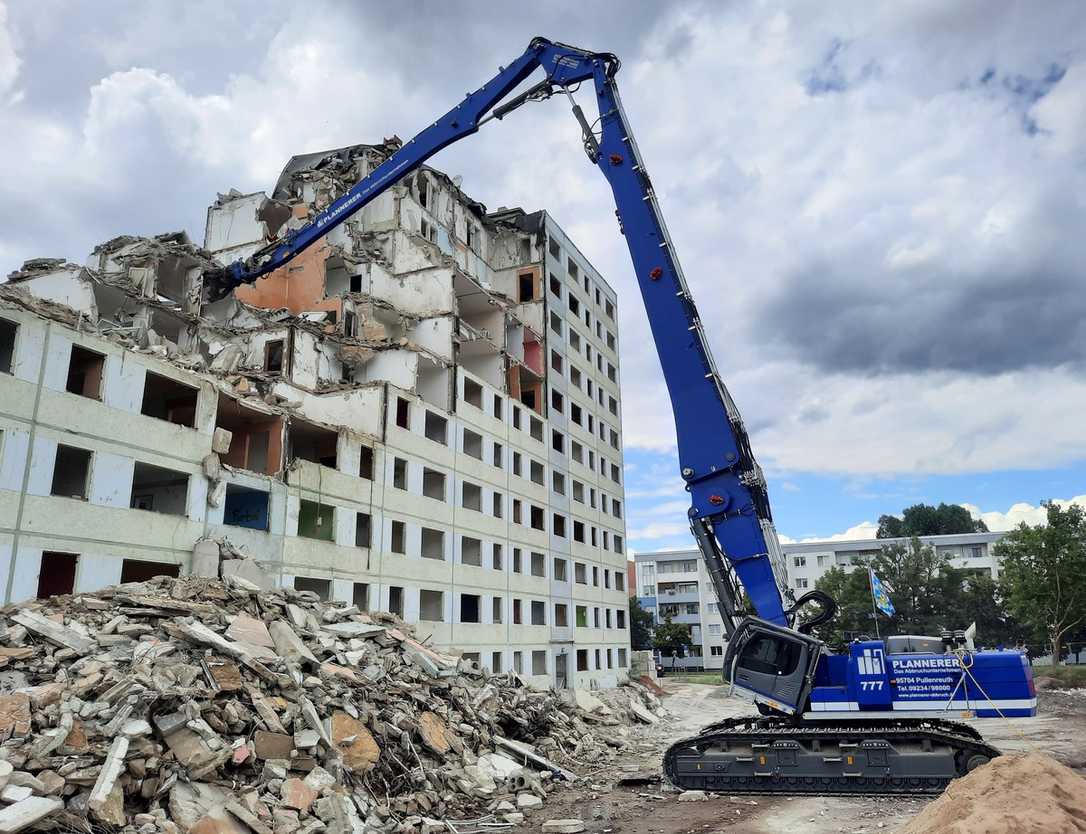 Beutlhauser beliefert Plannerer mit Liebherr-Abbruchbagger R 980 Beutlhauser beliefert Plannerer mit Liebherr-Abbruchbagger R 980