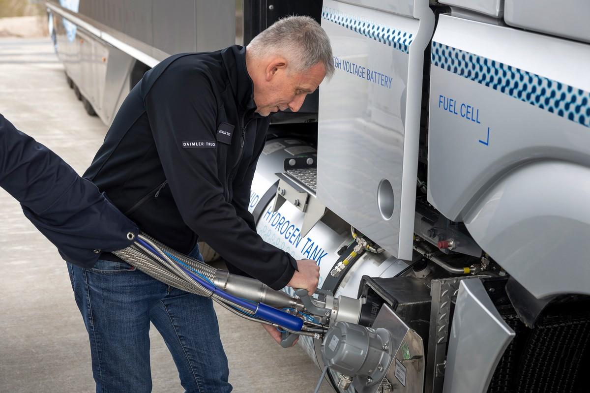 Der H2-Betankungsvorgang ist etwas aufwändiger, aber nach Einweisung von jedem Kraftfahrer beherrschbar. | Foto: Daimler Truck AG