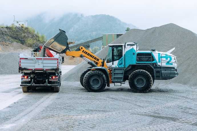 Der Liebherr-Großradlader mit Wasserstoffmotor wird in einem mehrjährigen Testbetrieb im Kanzelsteinbruch der Strabag in Österreich erprobt. | Foto: Strabag