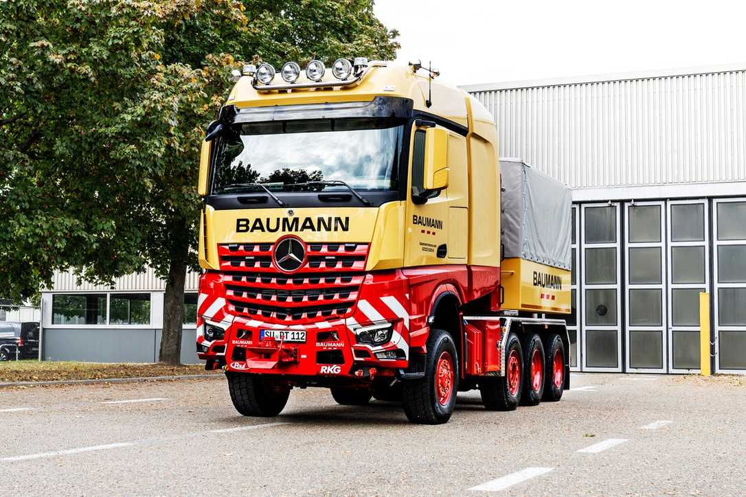 Schwerlasttransport-Lkw: Maßgeschneiderter Mercedes-Benz Arocs SLT für Spedition Baumann