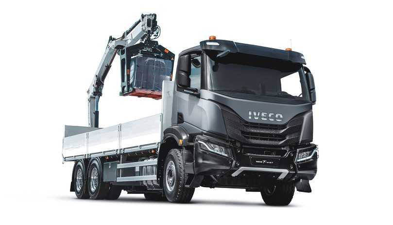 Als 6x4-Baustofffahrzeug mit Heckladekran macht der Iveco T-Way eine gute Figur. | Foto: Alisdair Cusick