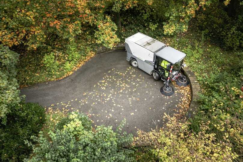 Die Elektro-Kehrmaschine „MC 250 e!ectric" von Kärcher Municipal schafft mit einer Ladung eine Arbeitsschicht und verfügt über ein Wasserrecyclingsystem. | Foto: Kärcher