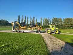 Satteltieflader transportiert Minibagger und Radlader gleichzeitig